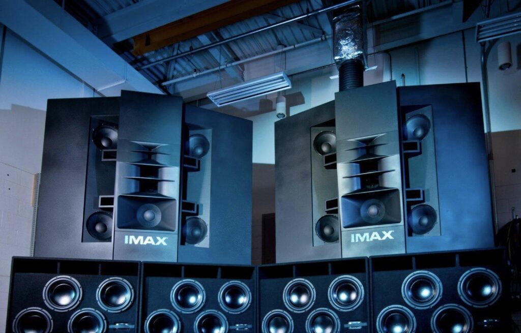 IMAX Perdesinin Arkasındaki Hoparlör Ses Sistemleri Subwooferlar