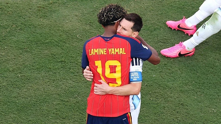 Lamine Yamal ve Lionel Messi 2026 FIFA Dünya Kupası finali sonrasında kucaklaşıyor