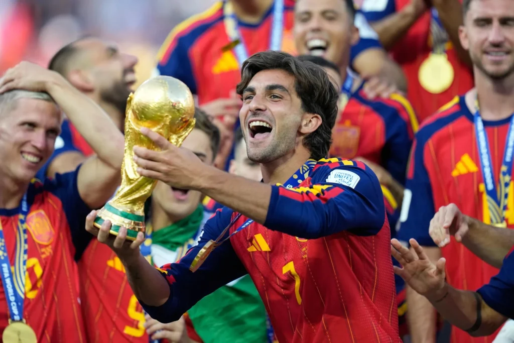 Ferran Torres García Dünya Kupasını Kaldırırken